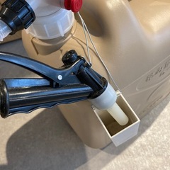 おしゃれ灯油タンク2個とポリカンポンプの画像