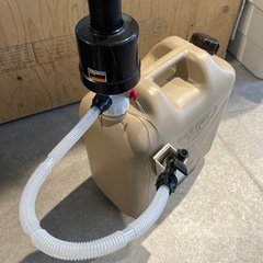 おしゃれ灯油タンク2個とポリカンポンプの画像