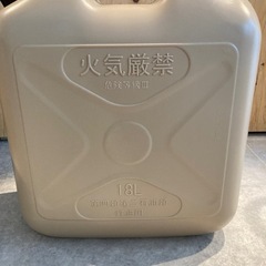 おしゃれ灯油タンク2個とポリカンポンプの画像