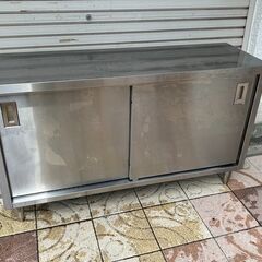 ②【中古】業務用 ステンレス　引戸付作業台　盛り付け台　作業台　幅140cm×奥45cm×高さ83cm 調理台　厨房機器②【中古】業務用 ステンレス　引戸付作業台　盛り付け台　作業台　幅140cm×奥45cm×高さ83cm 調理台　厨房機器の画像