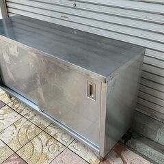 ②【中古】業務用 ステンレス　引戸付作業台　盛り付け台　作業台　幅140cm×奥45cm×高さ83cm 調理台　厨房機器②【中古】業務用 ステンレス　引戸付作業台　盛り付け台　作業台　幅140cm×奥45cm×高さ83cm 調理台　厨房機器の画像
