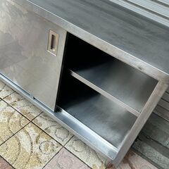 ②【中古】業務用 ステンレス　引戸付作業台　盛り付け台　作業台　幅140cm×奥45cm×高さ83cm 調理台　厨房機器②【中古】業務用 ステンレス　引戸付作業台　盛り付け台　作業台　幅140cm×奥45cm×高さ83cm 調理台　厨房機器の画像