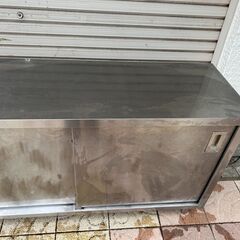 1【中古】業務用 ステンレス　引戸付作業台　盛り付け台　作業台　幅140cm×奥45cm×高さ83cm 調理台　厨房機器の画像