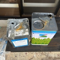 からの一斗缶2つの画像