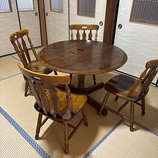 丸テーブルと椅子4脚セット