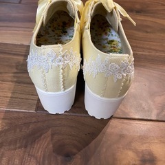 レース付き厚底シューズの画像