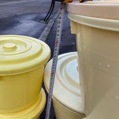 漬物用樽、大きな容器、蓋ありの画像