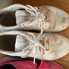 スポーツシューズ　くつ靴の画像