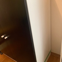 タンス　二つ扉　　白黒の画像