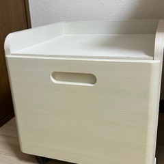 白い学習机とパープルの椅子４点セット【名古屋市西区引き取り】の画像