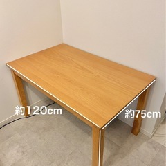 木製テーブルの画像