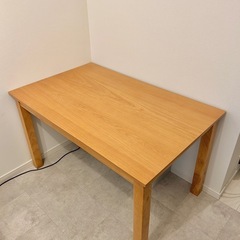 木製テーブルの画像