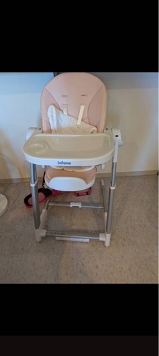 ベビーのスウィングとハイチェア