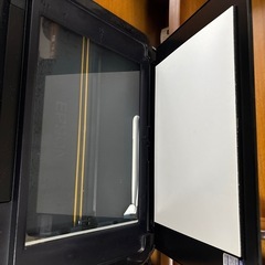 Epsonの複合機です。ハガキ等やや厚めの紙を上手く送れない時があります。そのため低価格設定にさせていただきました。CDーRの表面印刷可能です。の画像