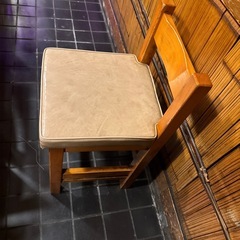 木製椅子の画像