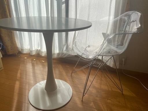 【美品】カフェ風 白い丸テーブル＆クリアチェア（リプロダクト製）セット