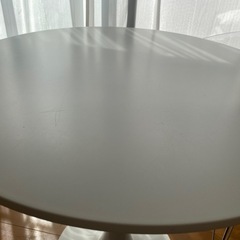 【美品】カフェ風 白い丸テーブル＆クリアチェア（リプロダクト製）セットの画像