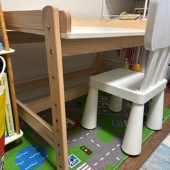 子供用テーブルの画像