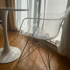 【美品】カフェ風 白い丸テーブル＆クリアチェア（リプロダクト製）セットの画像