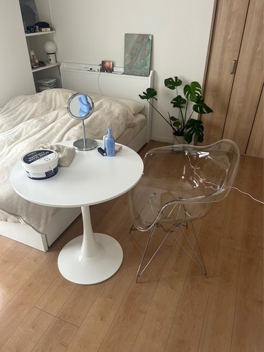 【美品】カフェ風 白い丸テーブル＆クリアチェア（リプロダクト製）セット