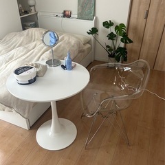 【美品】カフェ風 白い丸テーブル＆クリアチェア（リプロダクト製）セットの画像