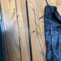 2本の釣り竿は新品で、2本は先端が損傷しているの画像