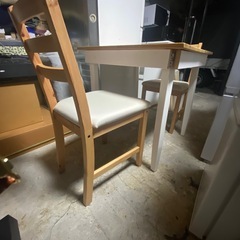 木製ダイニングテーブルと椅子セットの画像