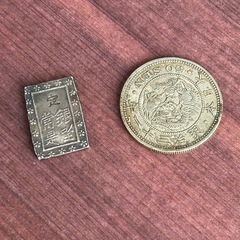 一分銀と五十銭硬貨の画像