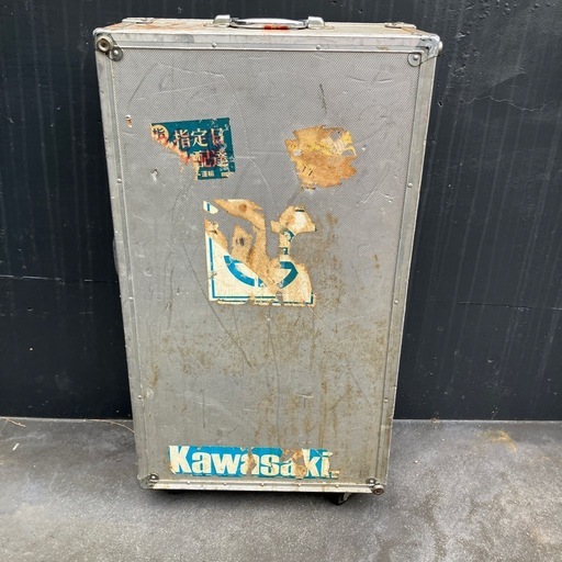 ディスカウント 希少 大型 アルミキャリーケース 昭和レトロ スーツ