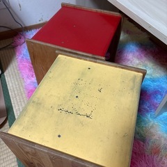 子供用椅子2つと机、３点セットの画像