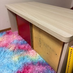 子供用椅子2つと机、３点セットの画像