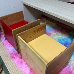 子供用椅子2つと机、３点セットの画像