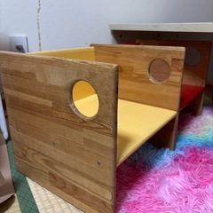 子供用椅子2つと机、３点セットの画像