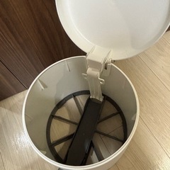 ペダル式ゴミ箱 ホワイトの画像