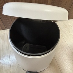 ペダル式ゴミ箱 ホワイトの画像