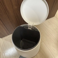 ペダル式ゴミ箱 ホワイトの画像