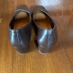 スクエアトゥ斜め切り替えVカットパンプスの画像