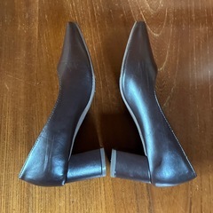 スクエアトゥ斜め切り替えVカットパンプスの画像