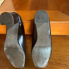 スクエアトゥ斜め切り替えVカットパンプスの画像