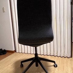 IKEAダークグレーチェア の画像