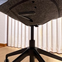 IKEAダークグレーチェア の画像
