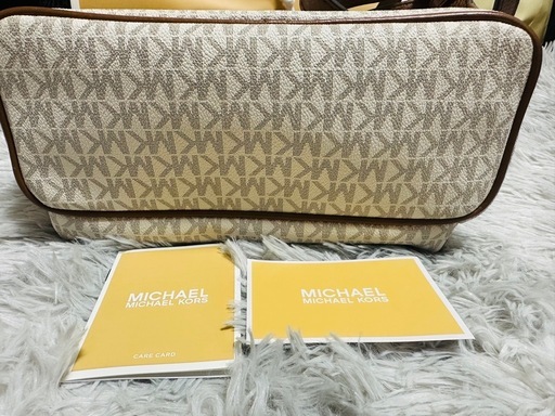 MICHAEL KORS-  MKロゴパターン- カラーベージュストラップ: 調整可能なショルダーストラップ付属品: 保存袋付き