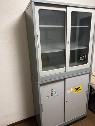 スチール製のグレーキャビネット