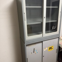 スチール製のグレーキャビネットの画像