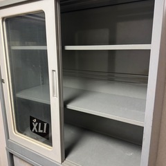 スチール製のグレーキャビネットの画像