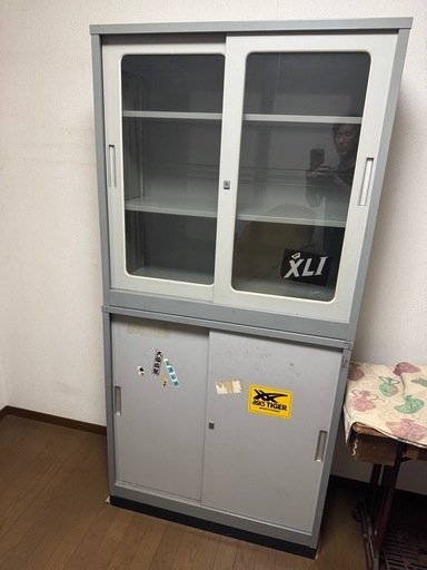 スチール製のグレーキャビネット