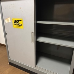 スチール製のグレーキャビネットの画像