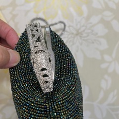口金の装飾が綺麗なビーズのパーティーバッグの画像