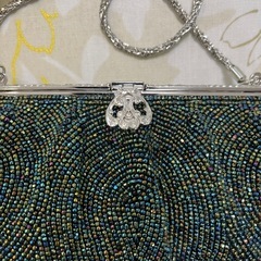 口金の装飾が綺麗なビーズのパーティーバッグの画像
