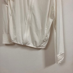 白のUVカットパーカーの画像
